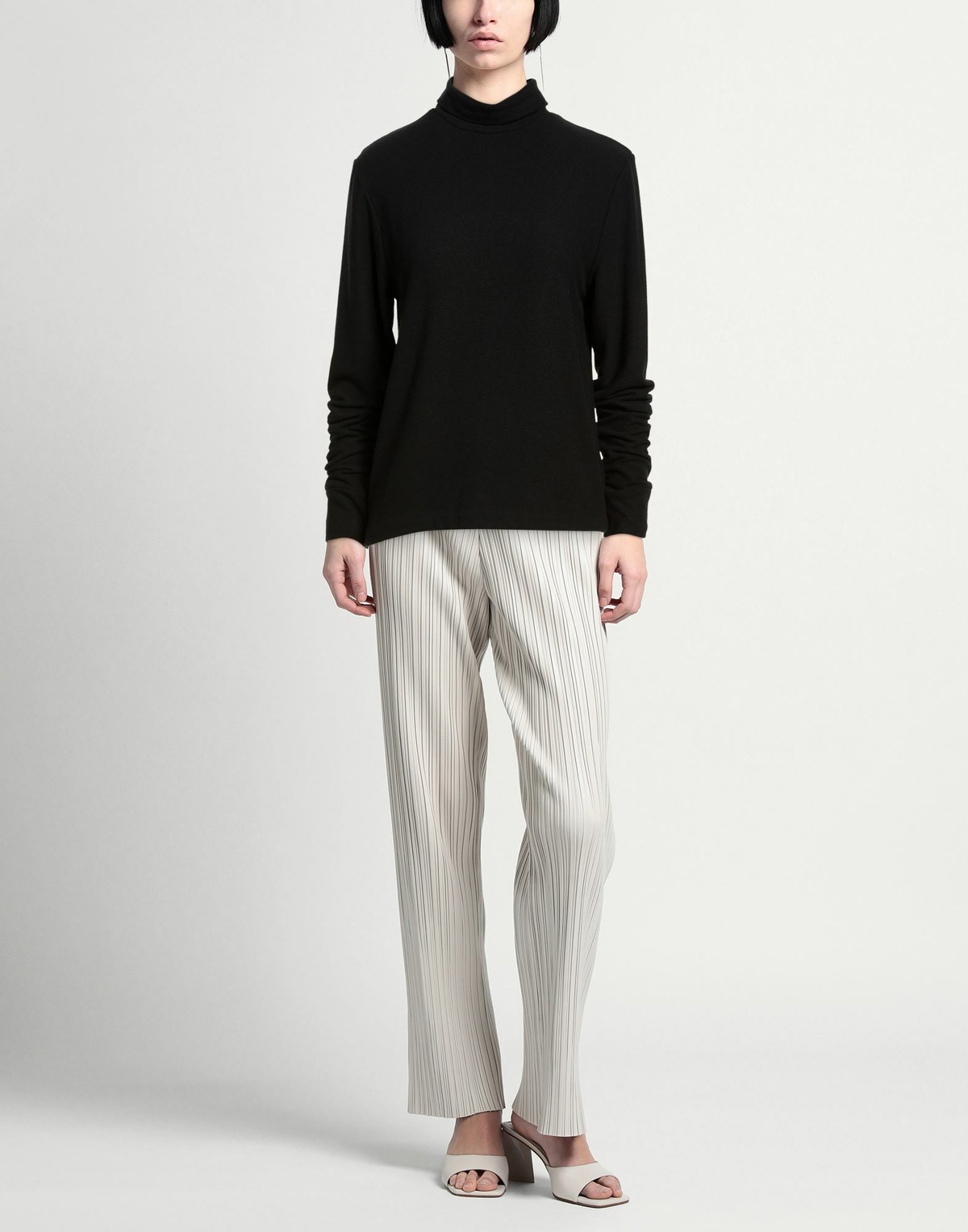 Donni. Womens Turtleneck in Black