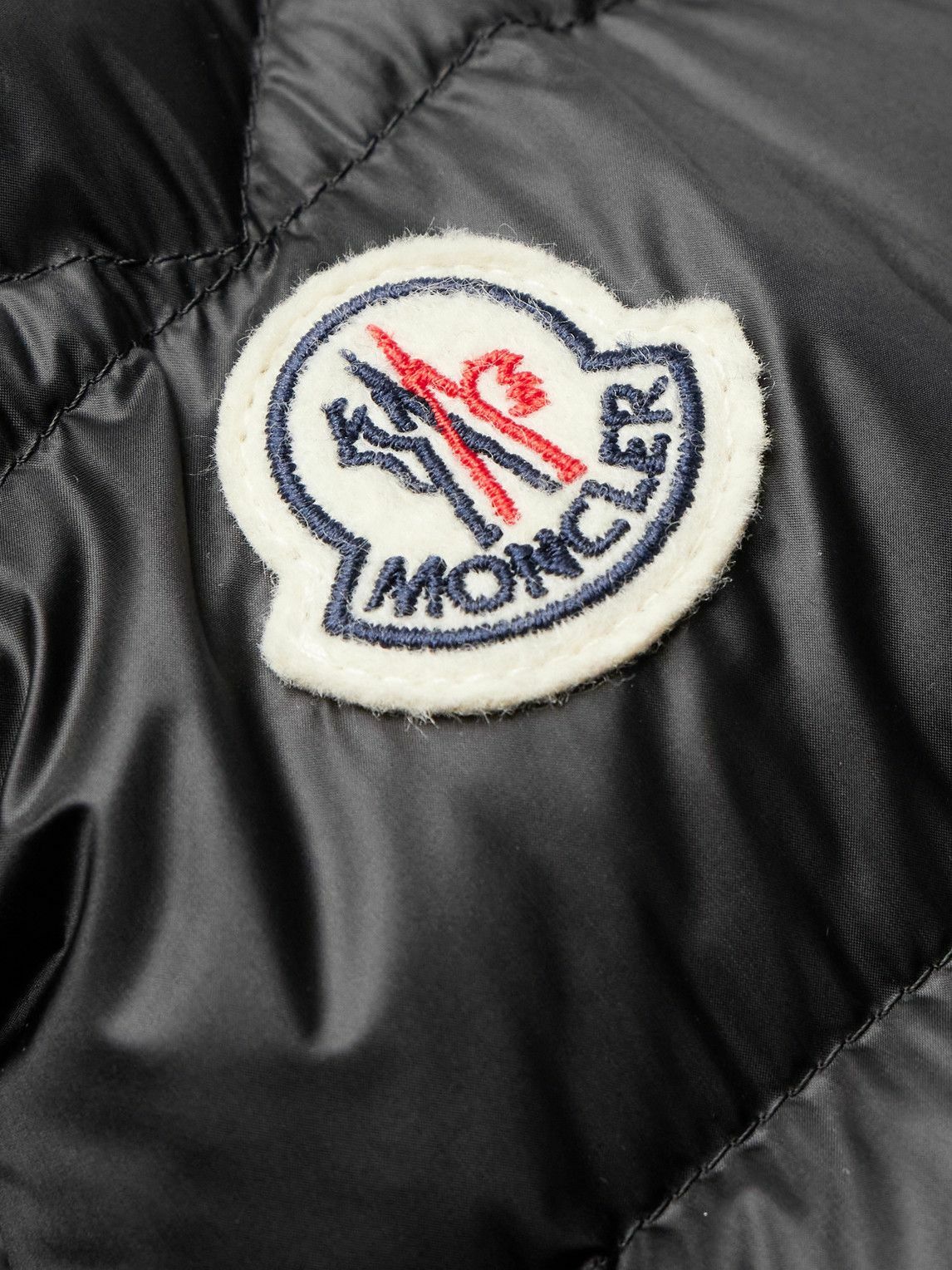 MONCLER モンロゴディテールスライド K109B4C00040M4095 999 Moncler Logo Patch Hooded Down Jacket コート＆ジャケット