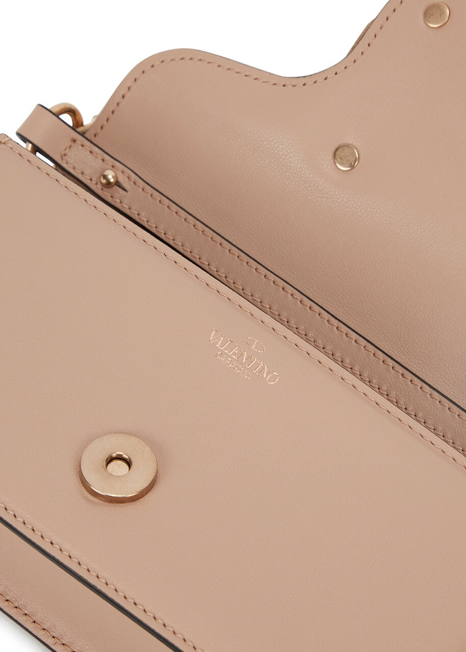 ショルダーバッグ Valentino Garavani Shoulder bags Beige Locò leather shoulder bag in white - Valentino Garavani