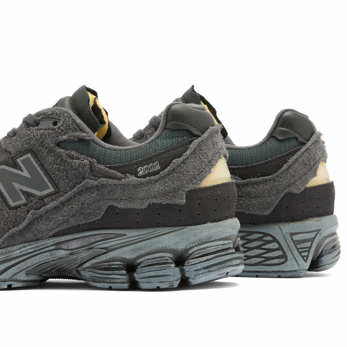 New Balance M2002RDB Sneakers in Phantom