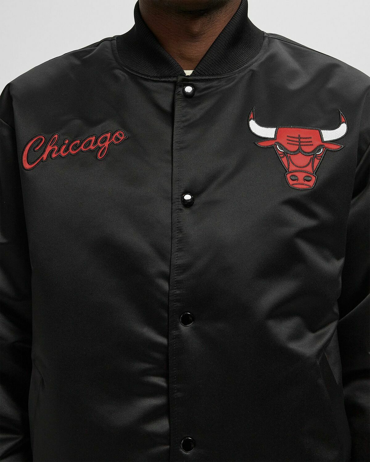 Mitchell & Ness NBA BLACKOUT HEAVYWEIGHT SATIN JACKET CHICAGO BULLS Black Mens Bomber Jackets/Team Jacket