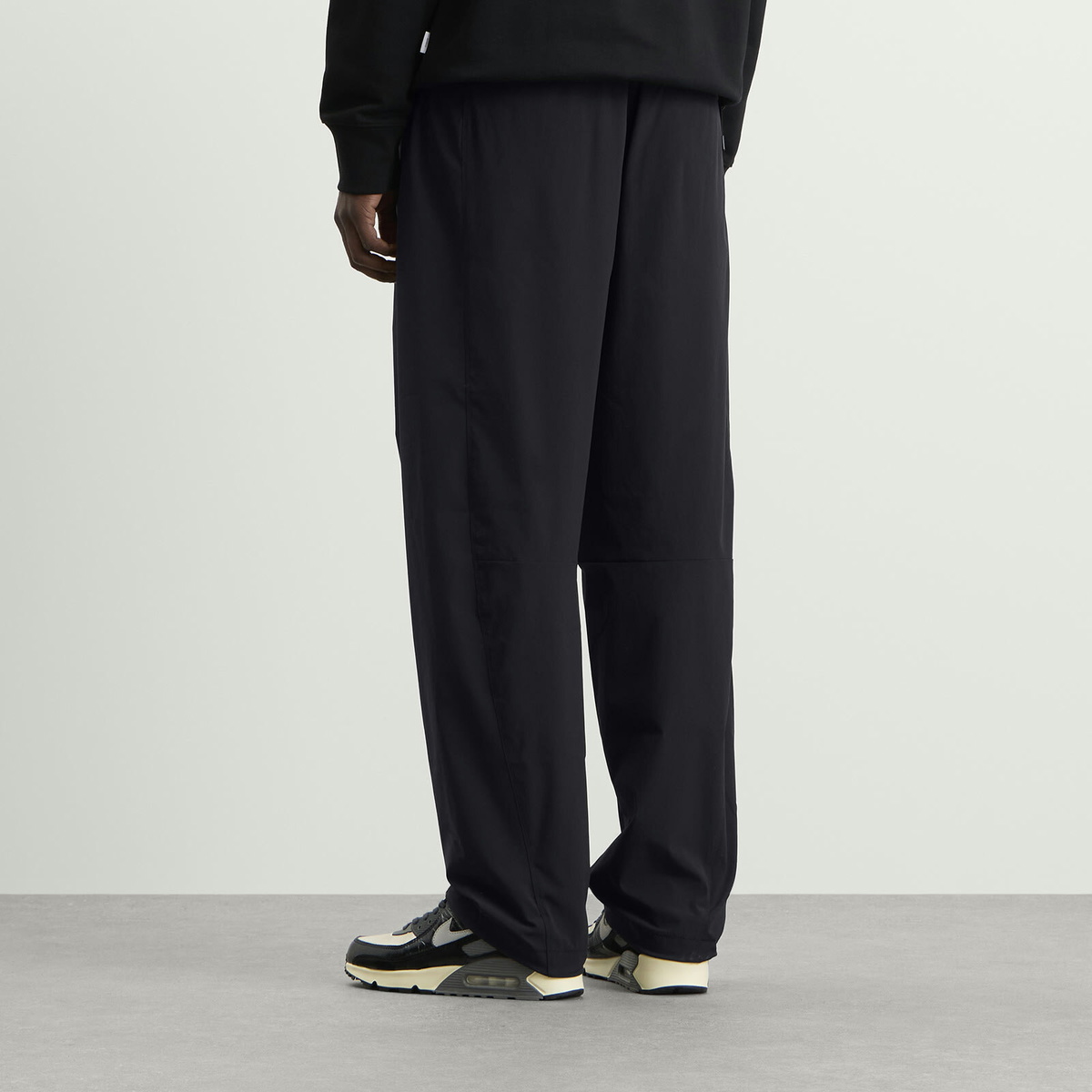 Nike Men's Tech Helios Sun Open Hem Pant in Black