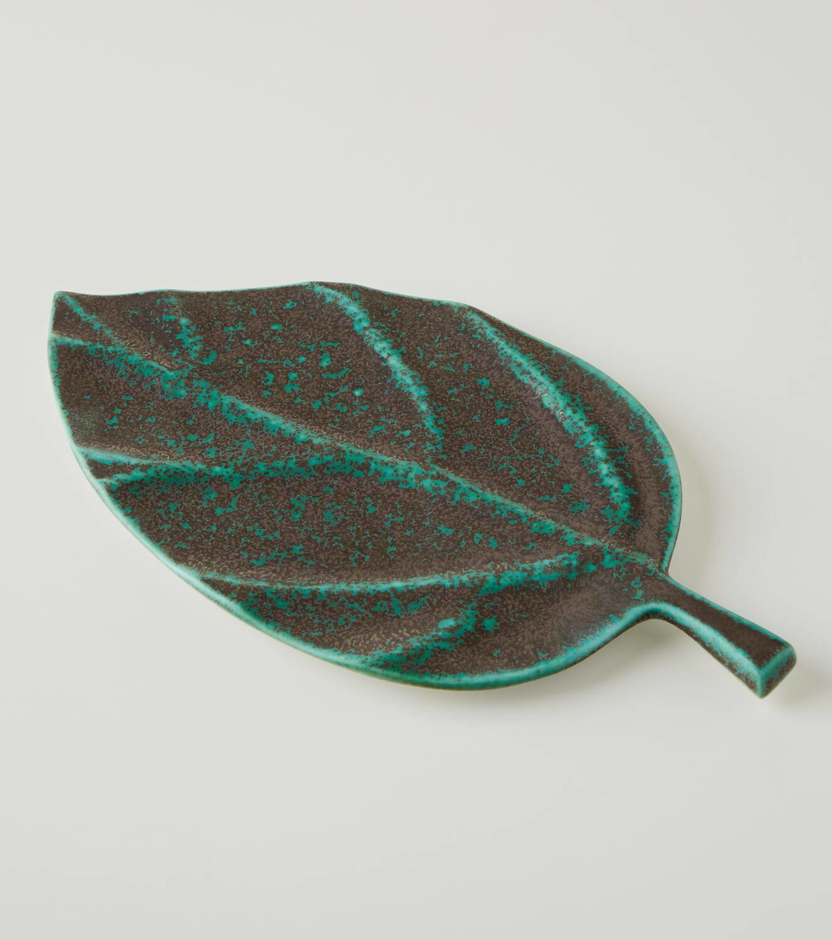 L'Objet Cenote Leaf Medium porcelain platter