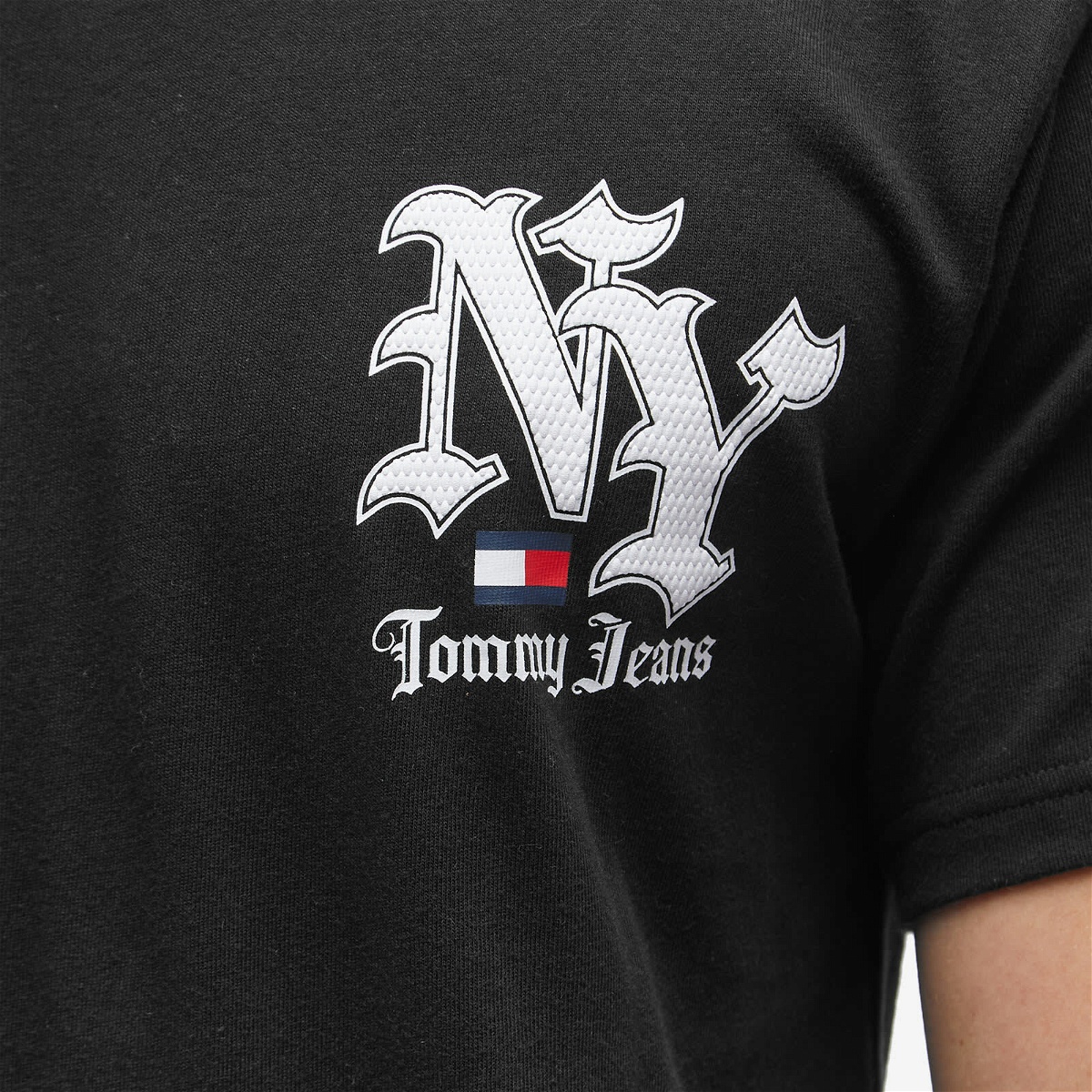 Men\'s NY Tommy T-Shirt in Black Jeans Tommy Jeans Sports