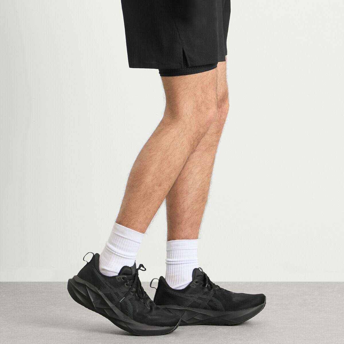 Asics Running NOVABLAST 5 in Black/Carrier Grey