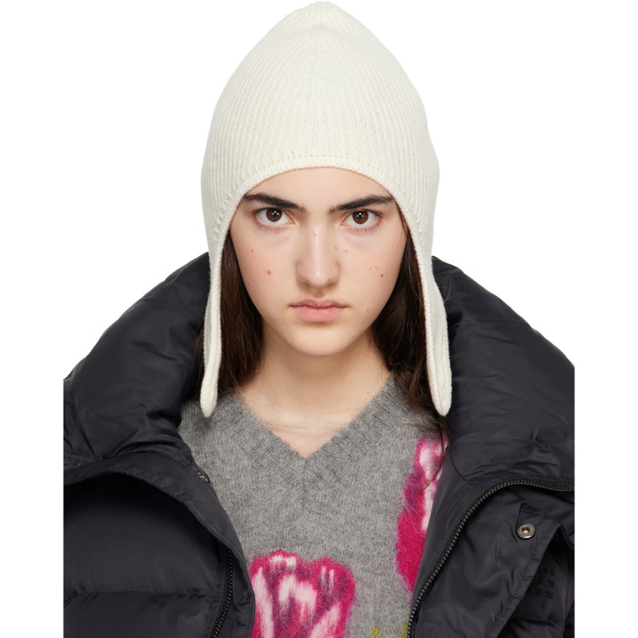 Photo: MM6 Maison Margiela Off-White Ribbed Aviator Beanie