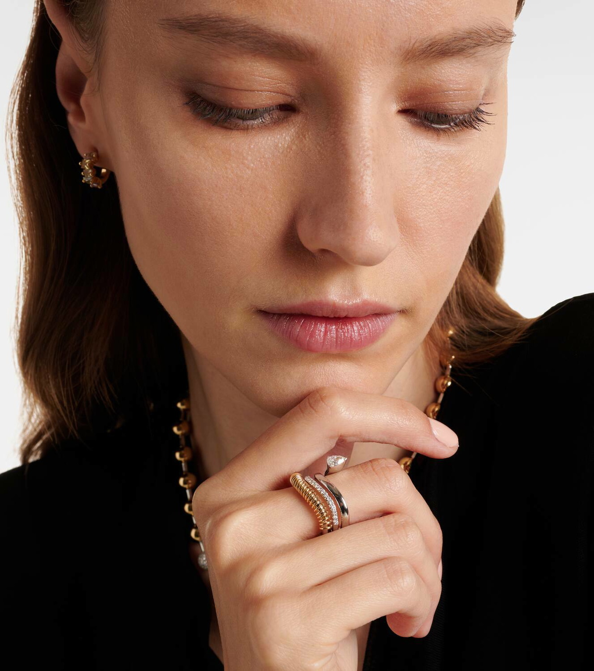 Rainbow K Versus Pear 18kt gold ring with diamonds