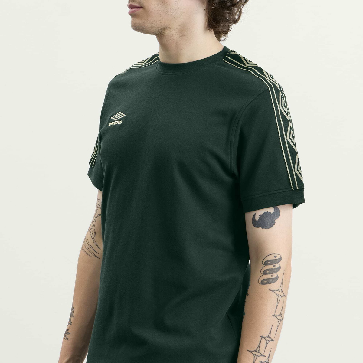 Umbro Men's Taped T-Shirt in Pine Grove/Pelican