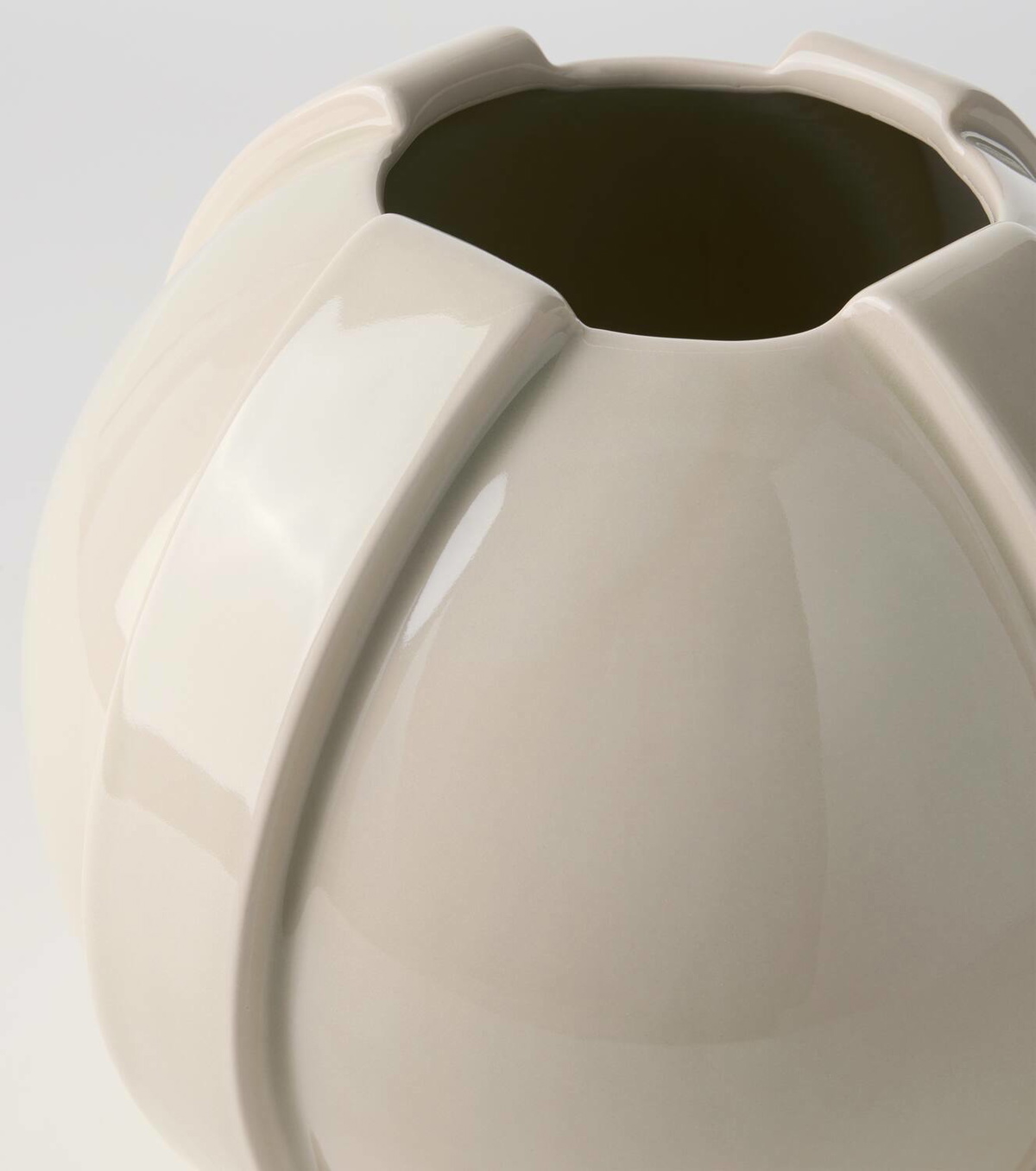 Louise Roe Vinci 01 ceramic vase