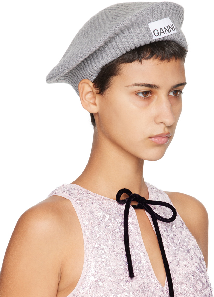 【GANNI】 WOOL Wool Rib Knit Beret ロゴ リブニット ベレー帽 Taupe Wool Rib Knit Beret by GANNI on Sale