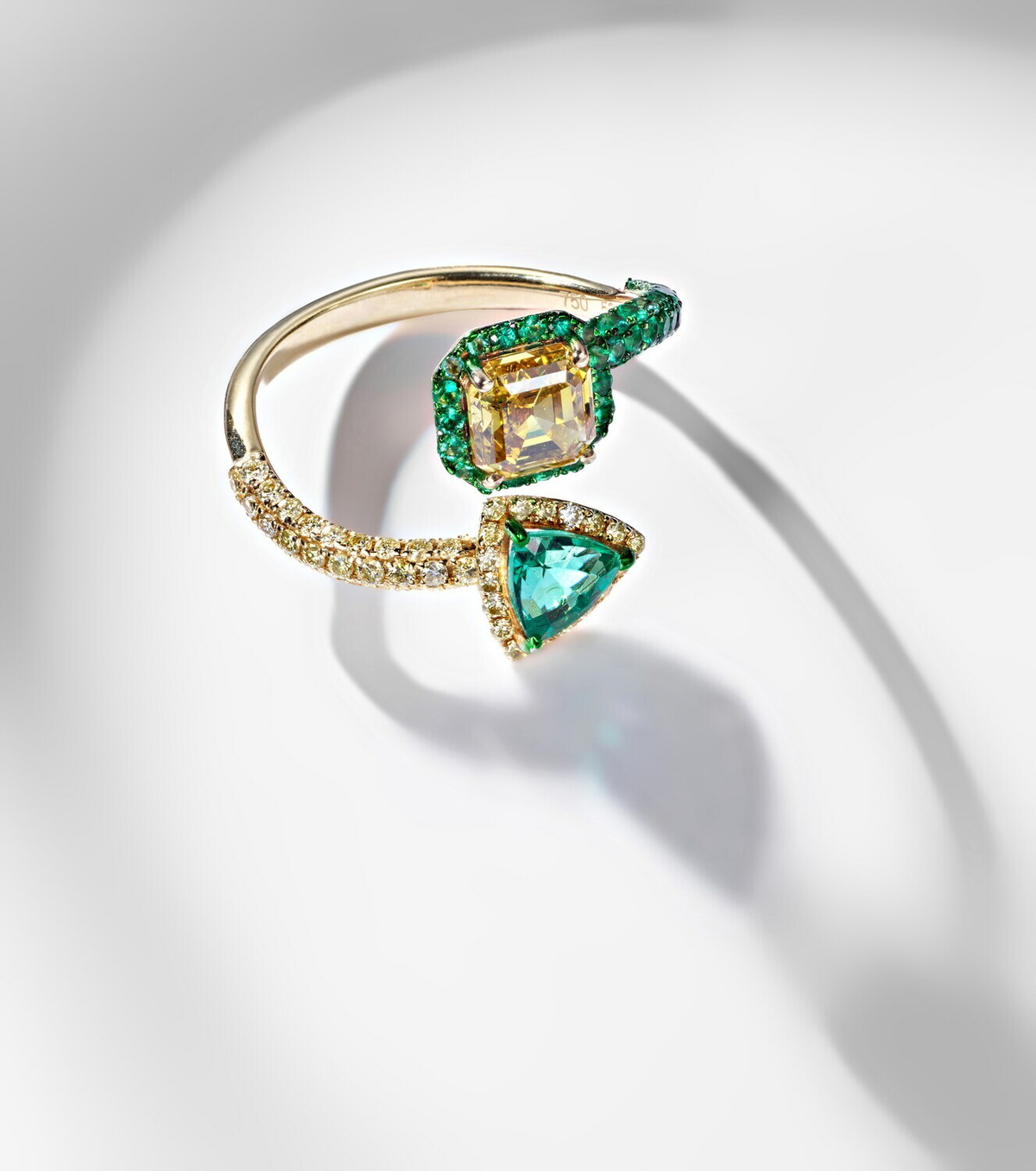 Kamyen 18kt gold ring with diamonds and emeralds
