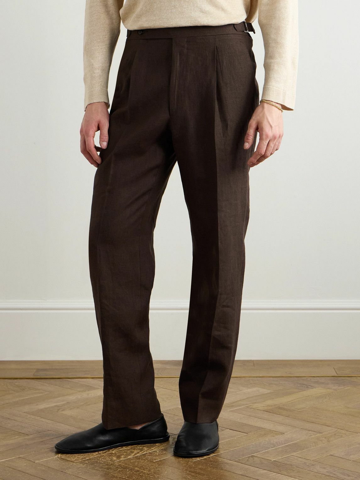 Stòffa - Straight-Leg Pleated Linen Trousers - Brown