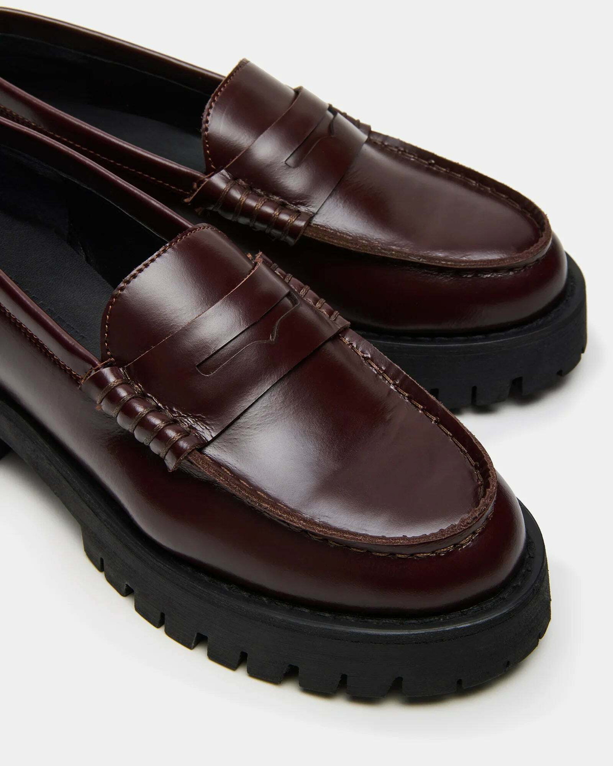 Steve Madden Langsten Flats in Burgundy