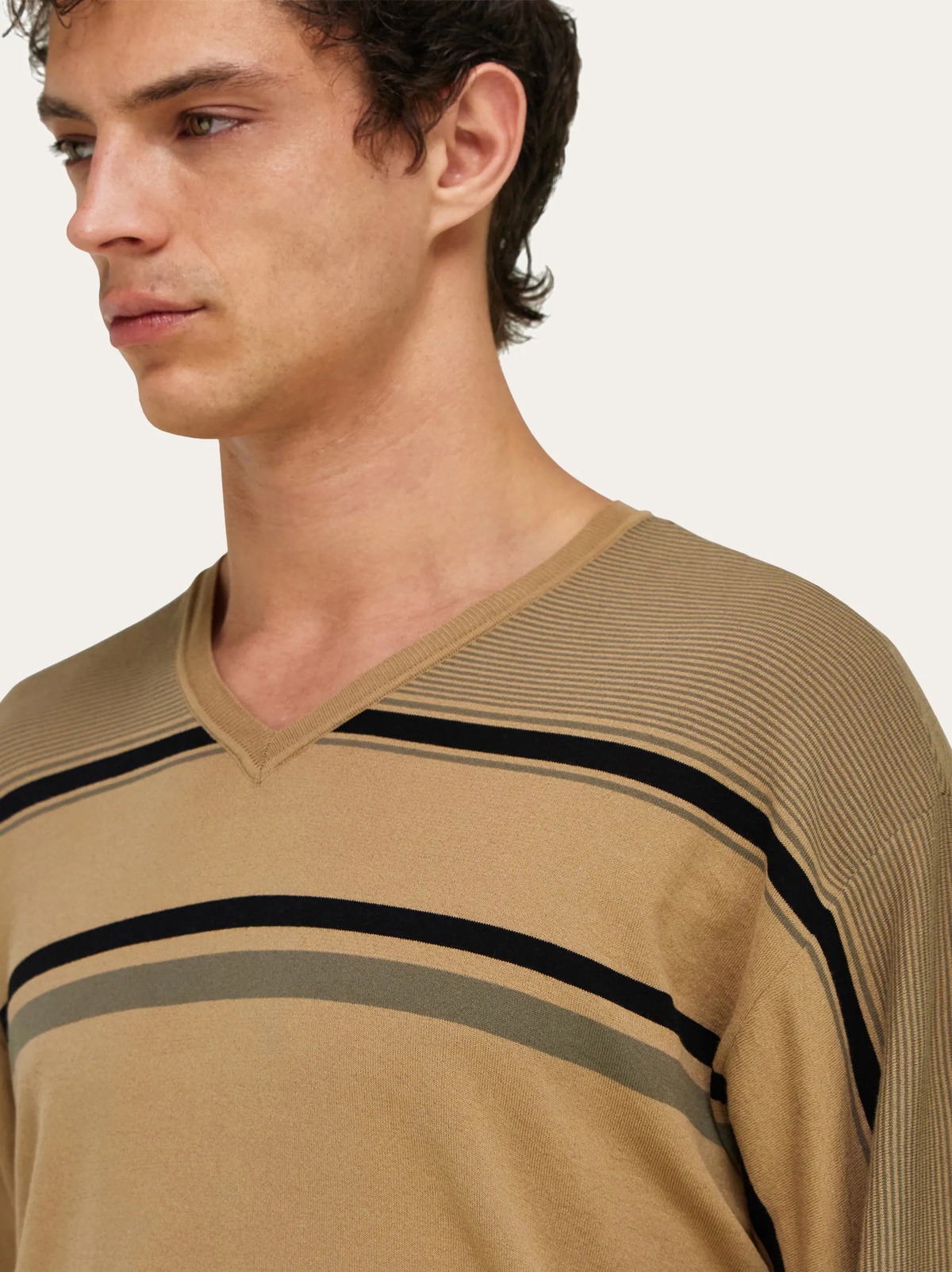 Ferragamo Mens V-neck sweater in Multicolor