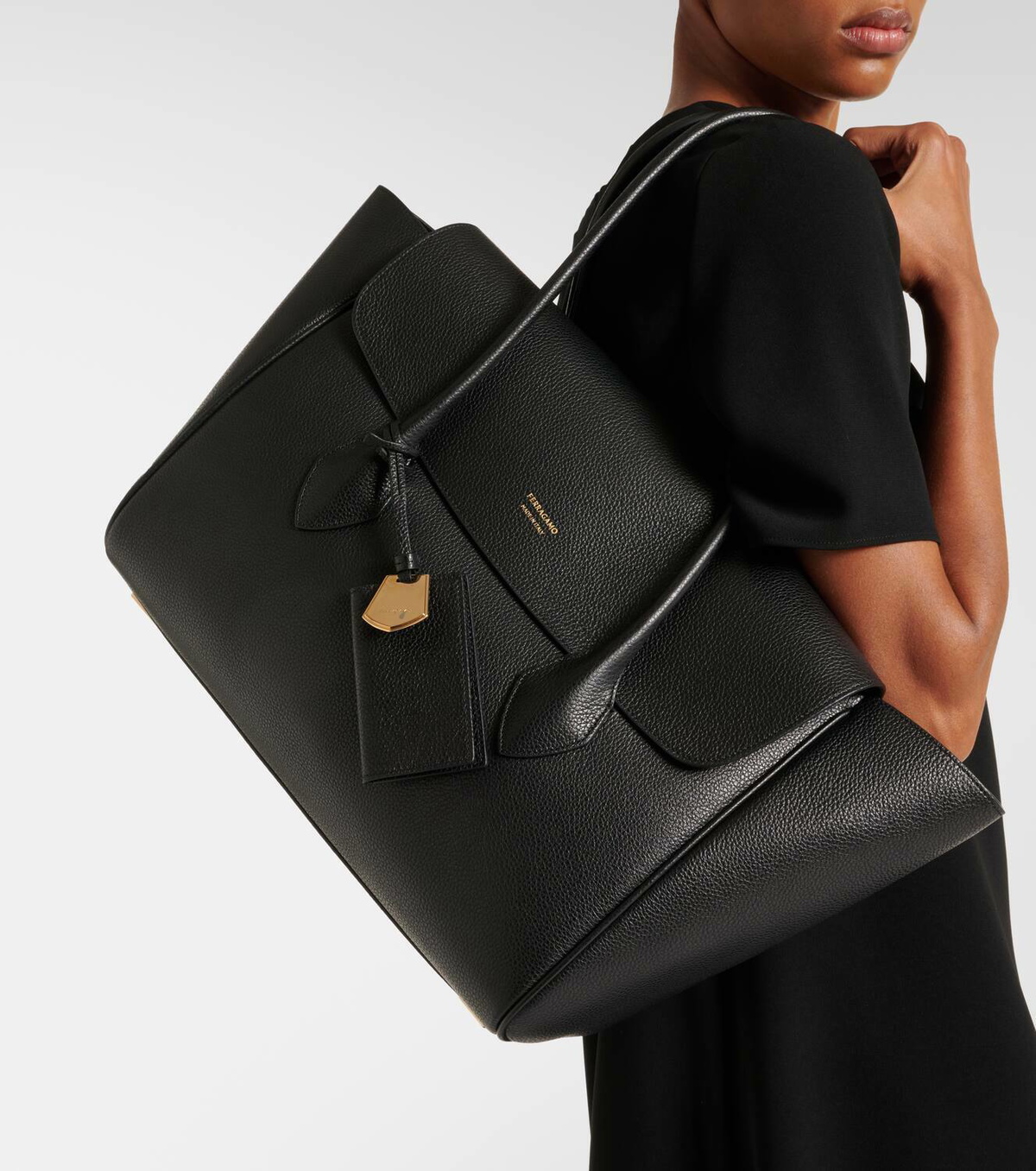 バッグ・カバンその他 Ferragamo Large black leather tote bag Ferragamo Star Zip Leather Tote Bag | Neiman Marcus