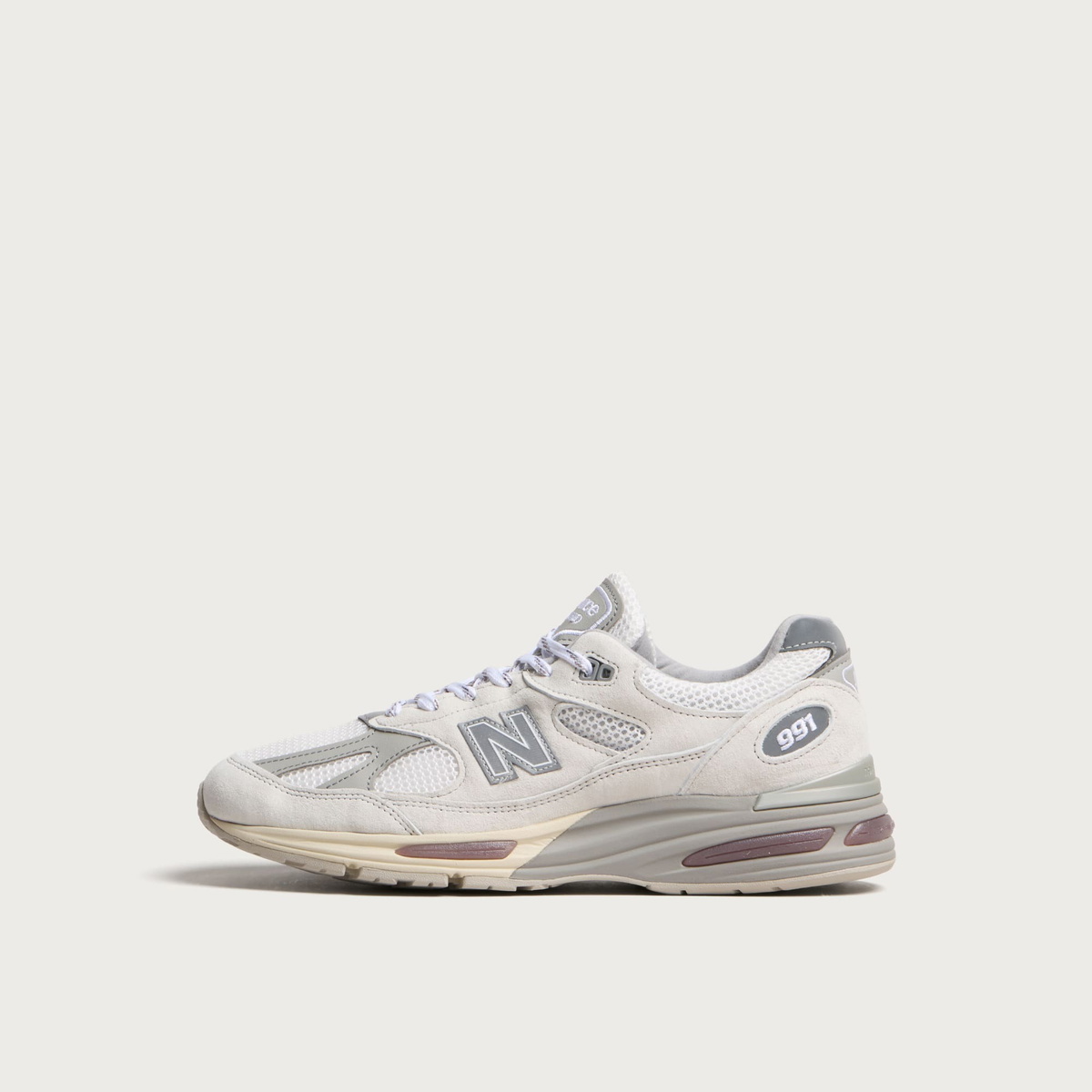 New Balance 991v2 Sneaker in Wind Chime/Brilliant White