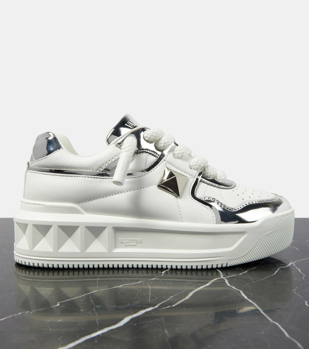 Valentino Garavani★グレー One Stud XL ローカットスニーカー Valentino Garavani White & Gray One Stud XL Low-Top Sneakers