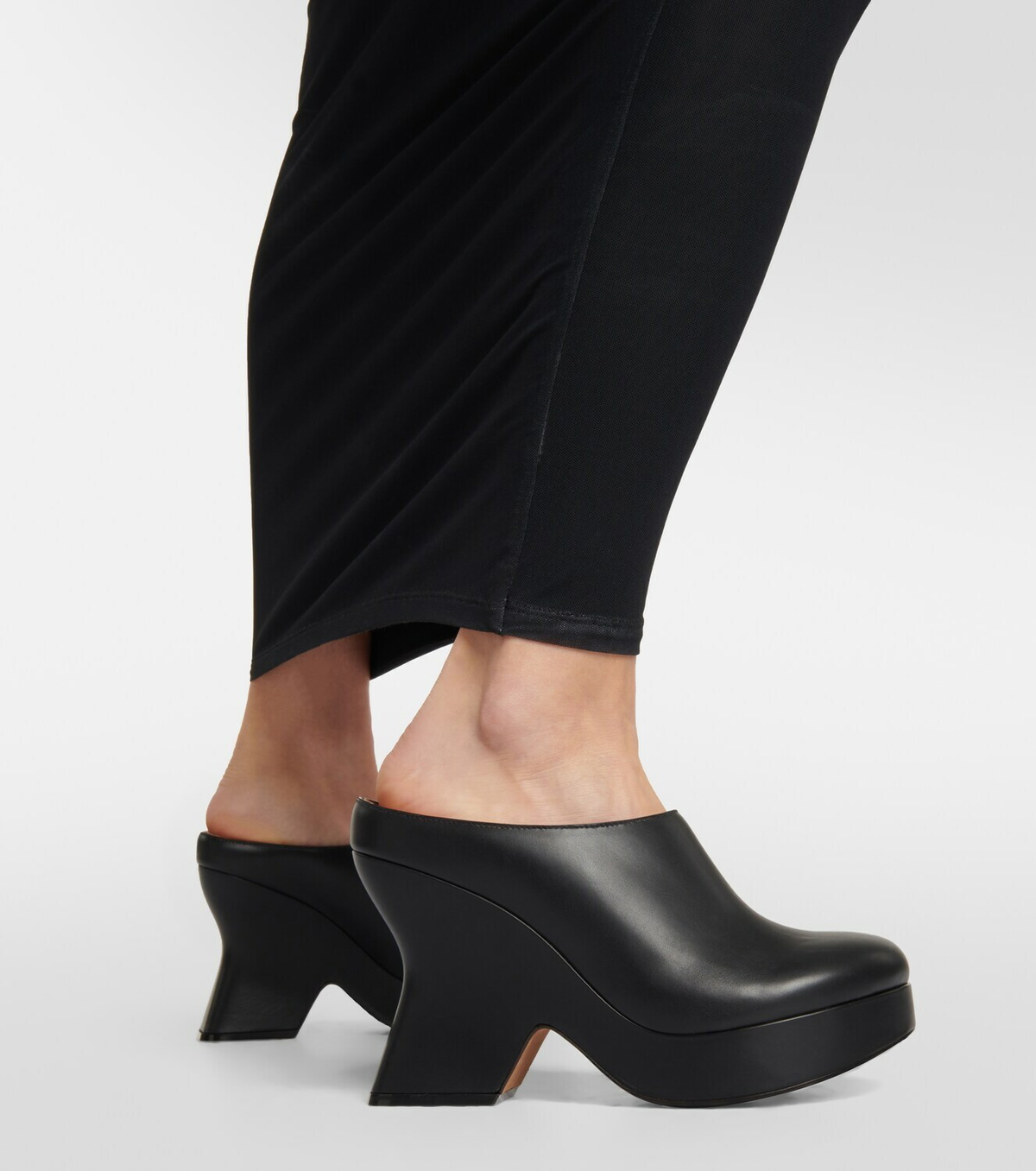 サンダル・ミュール LOEWE Terra leather platform mules LOEWE Terra 45mm Leather Mules | Black | FARFETCH