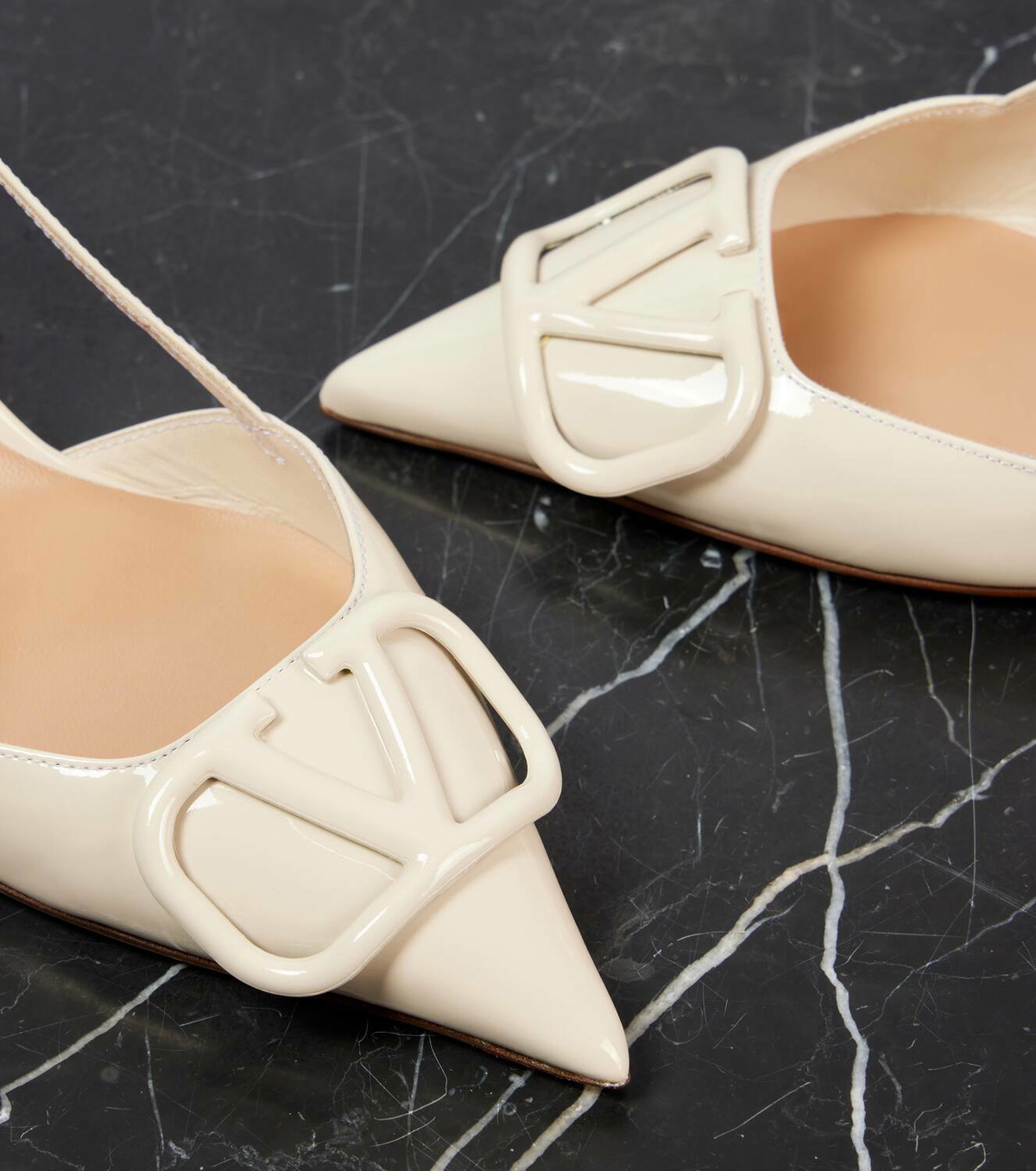 フラットシューズ VALENTINO GARAVANI Black Leather Vlogo Signature Pumps Valentino Garavani VLogo Leather Slingback Pumps on SALE