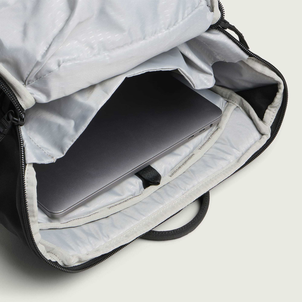 Db Journey Backcountry Backpack 20L in Black Out
