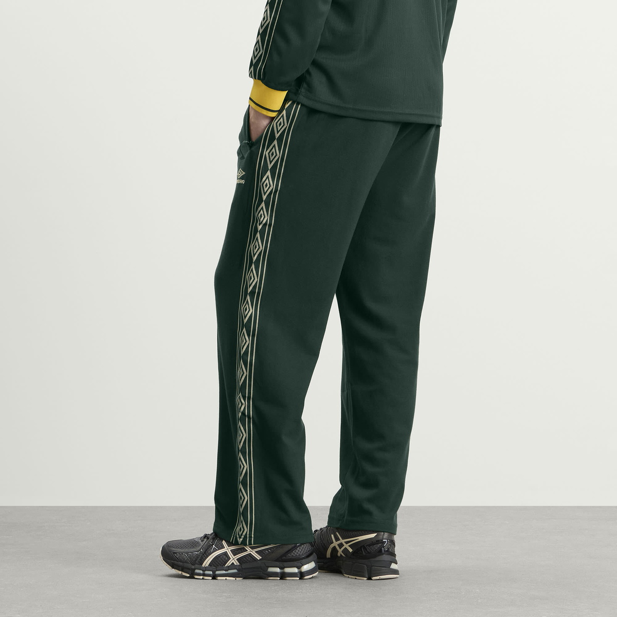 Umbro Men's Taped Track Pant in Pine Grove/Pelican