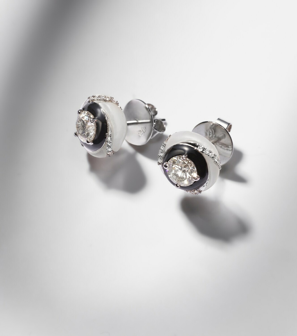 Kamyen Calisto 18kt white gold earrings with diamonds