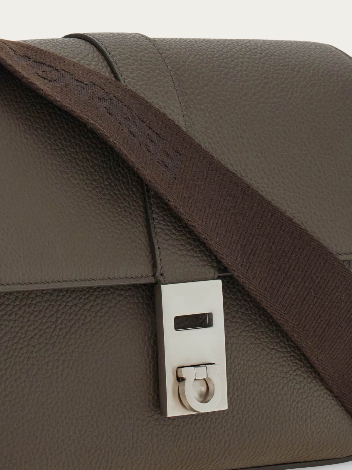 Ferragamo Mens Hug buckle messenger bag in Grey