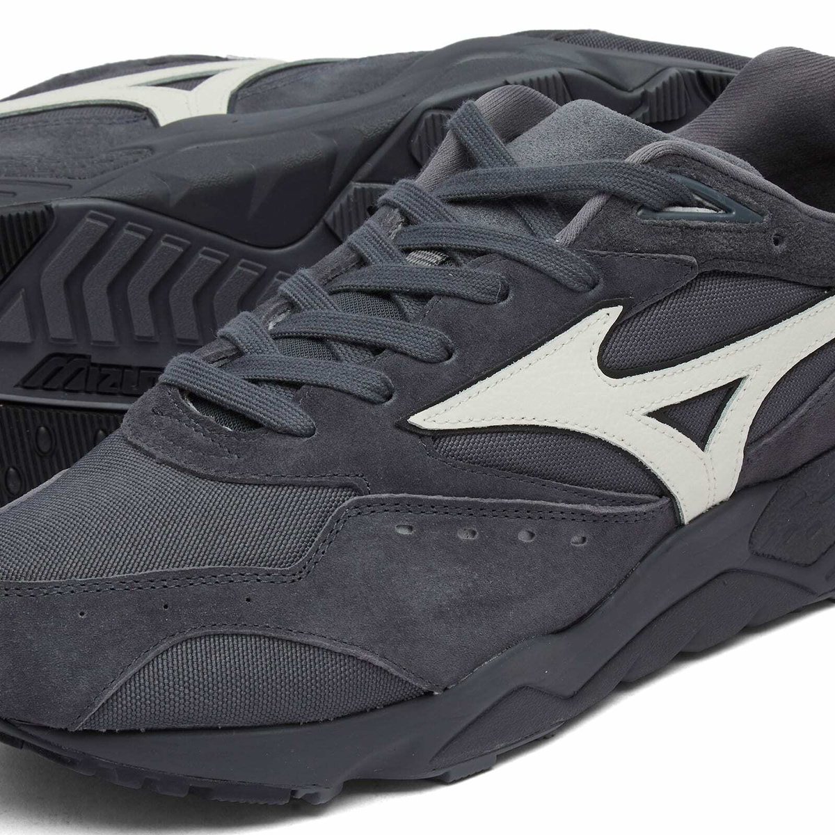 Mizuno Contender Premium Sneakers in Ebony/Snow White/Opal Grey
