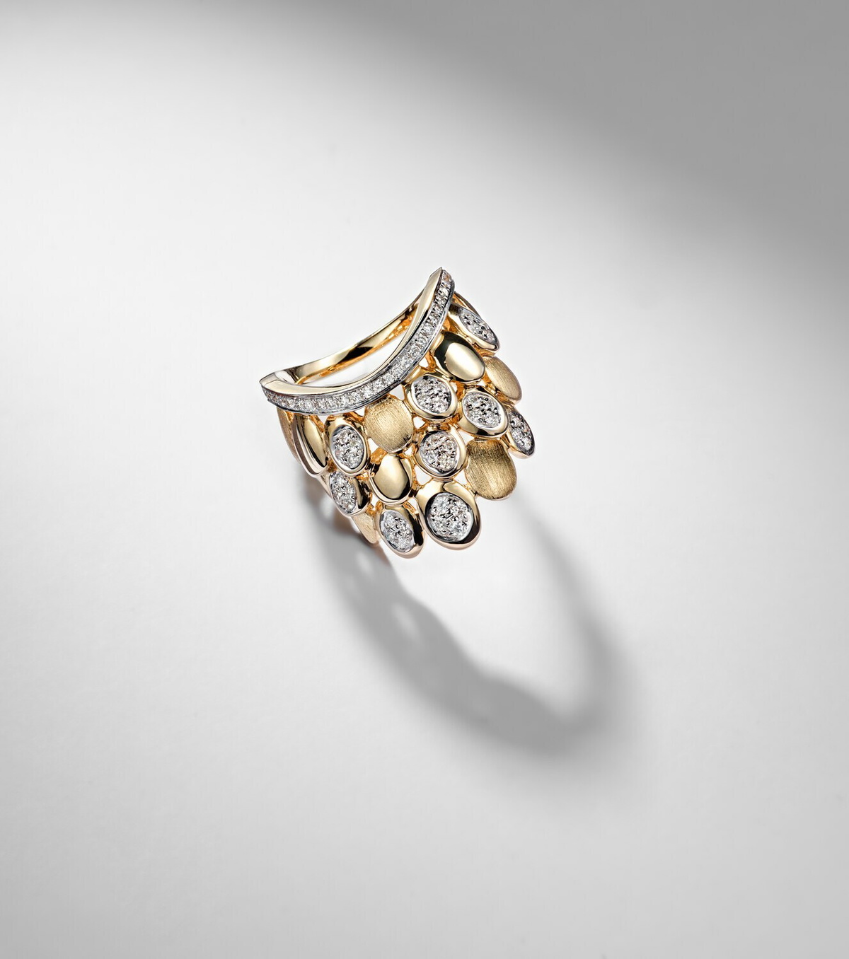 Rainbow K Blossom 14kt gold ring with diamonds