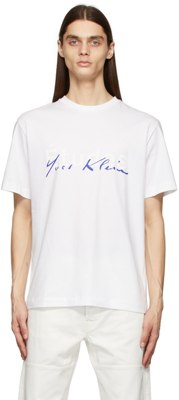 Photo: Études White Yves Klein Edition Signature T-Shirt