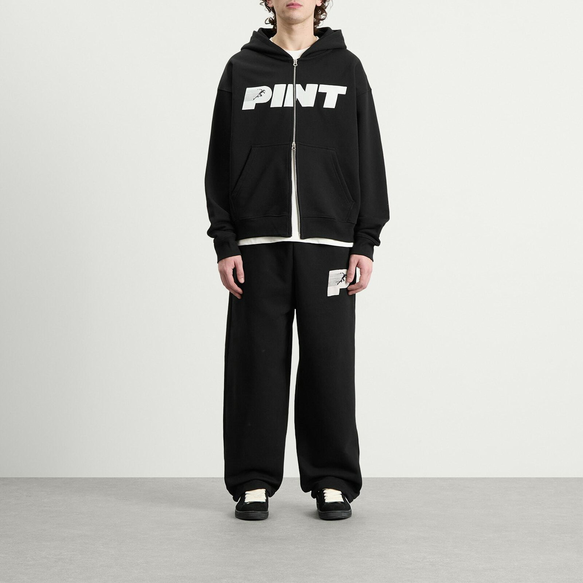 END. Pint Club Zip-Hoodie in Washed Black