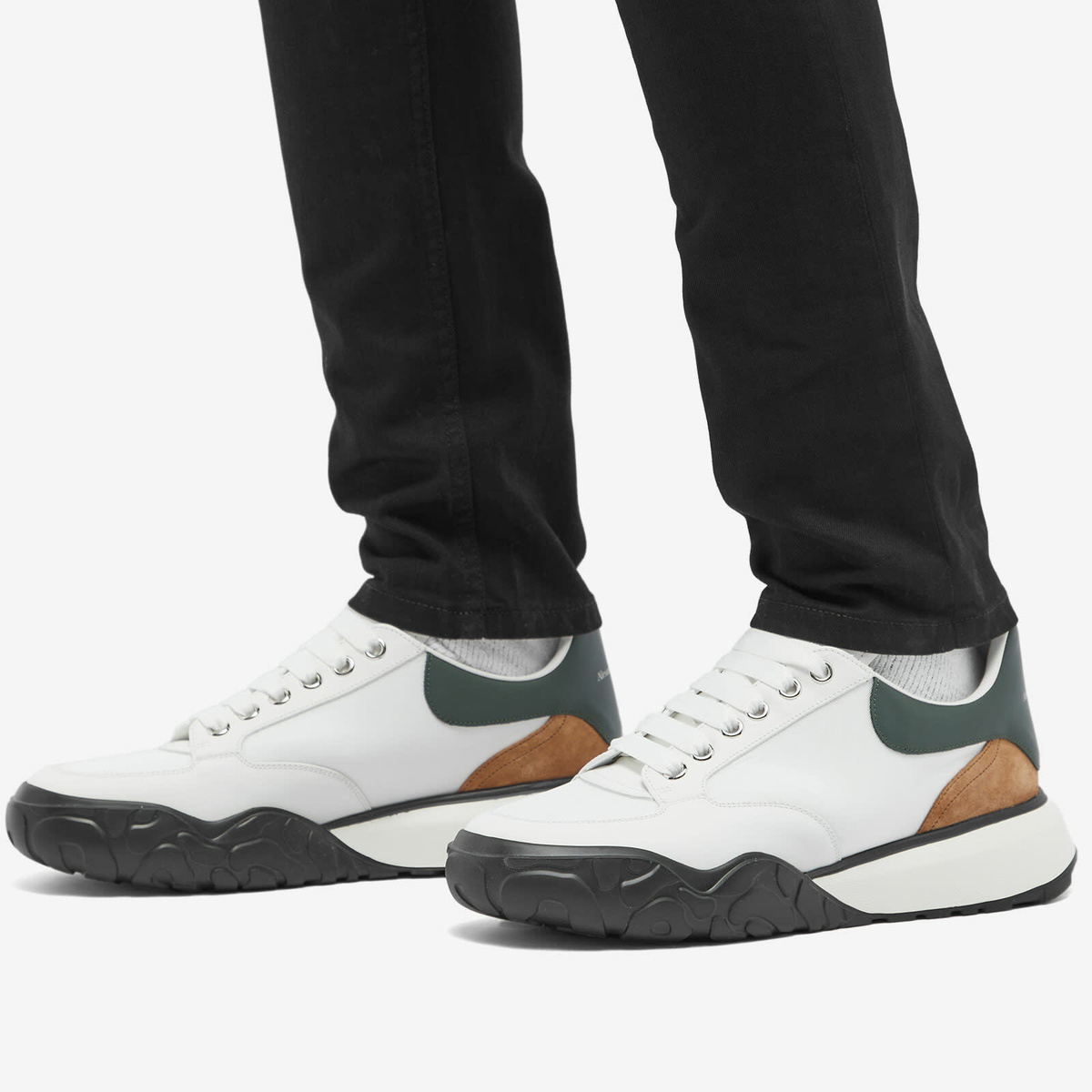 関税負担なし☆alexander mcqueen メンズ Court スニーカー Alexander McQueen Men's Court Sneakers in White/Tan/Green
