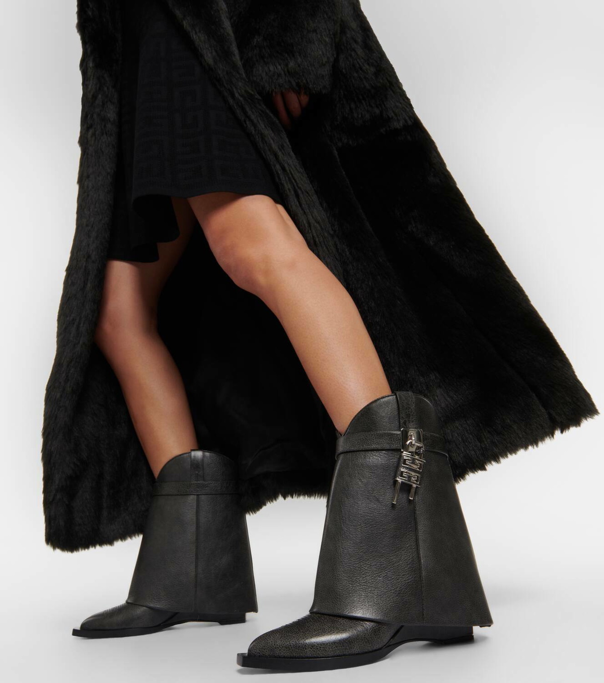 ショートブーツ・ブーティ GIVENCHY SHARK LOCK ANKLE BOOTS IN SMOOTH LEATHER Shark Lock ankle boots in leather in - black | Givenchy US
