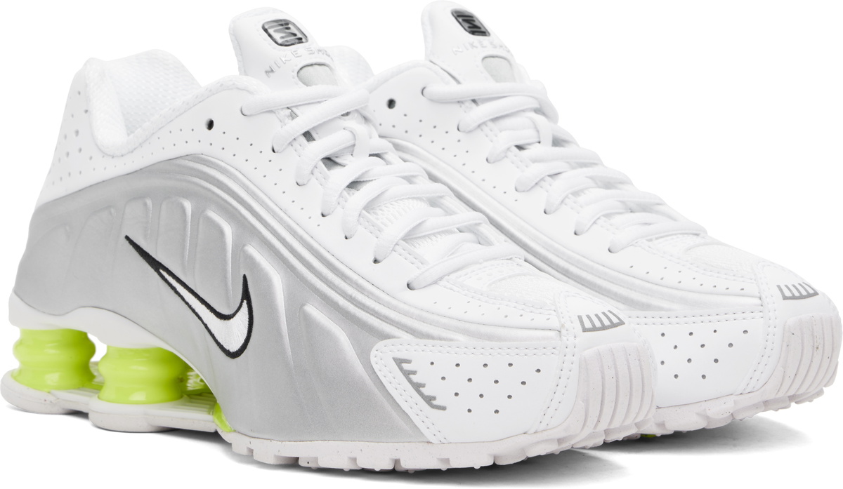 スニーカー Nike White and llic Silver Shox R4 Nike White & Silver Shox R4 Sneakers Nike