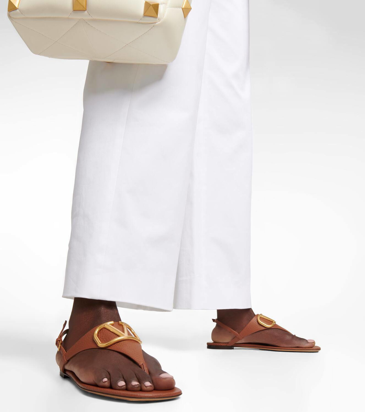 【関税&送料込】Valentino Garavani Brown Leather Vlogo Thong VLogo Signature leather thong sandals in brown - Valentino