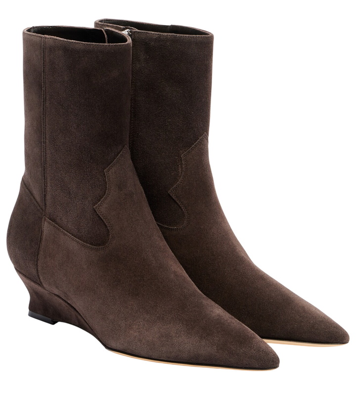 Photo: Le Monde Béryl Suede ankle boots