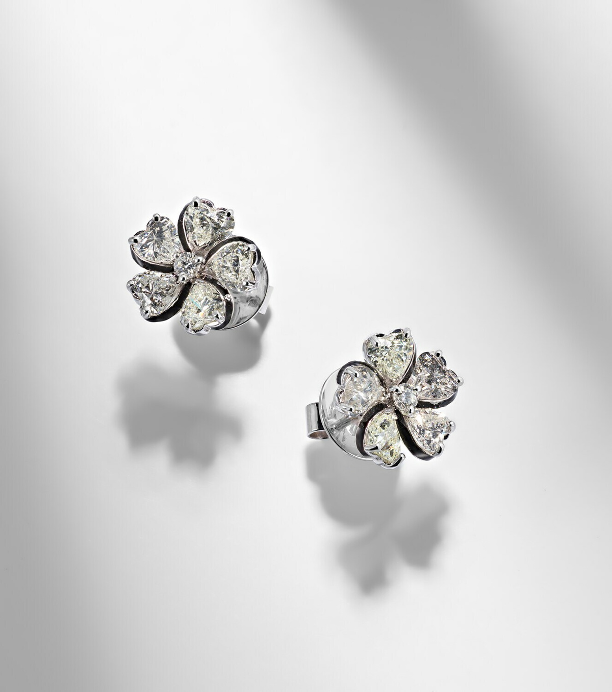 Kamyen Love Petals 18kt white gold earrings with diamonds
