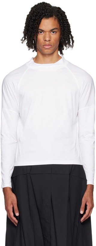 Photo: 132 5. ISSEY MIYAKE White Mock Neck Long Sleeve T-Shirt
