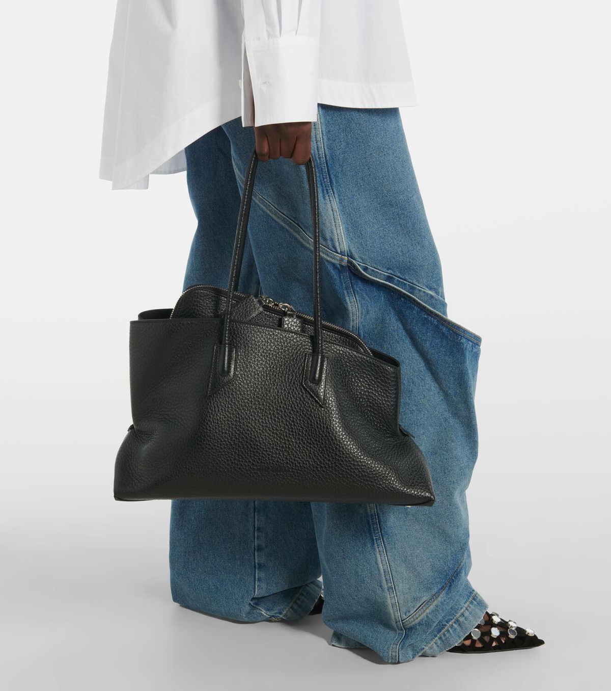 トートバッグ THE ATTICO FW25 LA PASSEGIATA LARGE (WAH00057LBT108AA 156) The Attico Large La Passeggiata Tote Bag | Black | FARFETCH