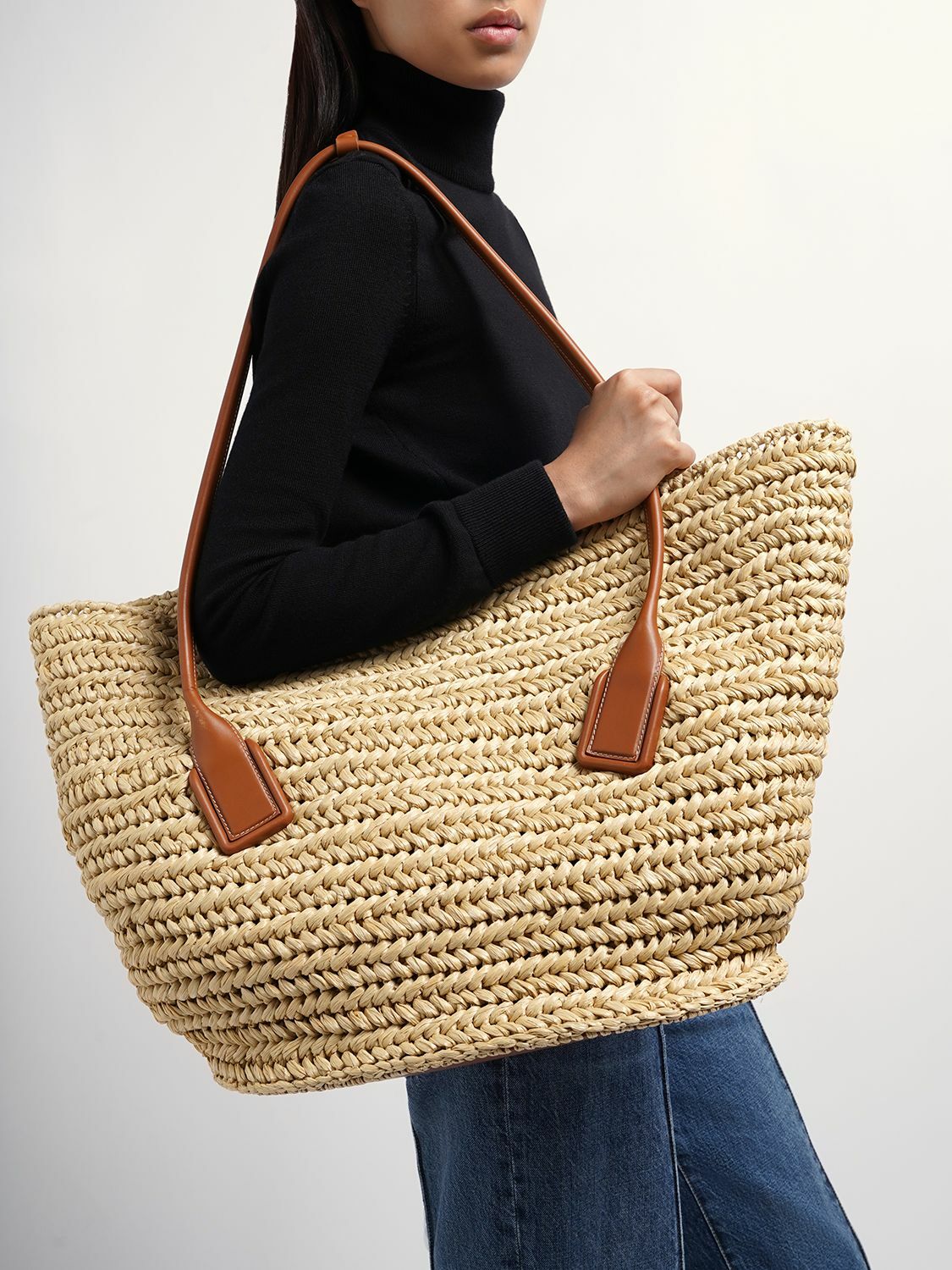 BOTTEGA VENETA ARCO ラフィア クロシェ ショルダーバッグ Bottega Veneta Arco Small Crochet Raffia Shoulder Bag