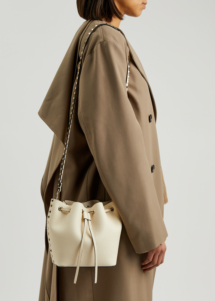 【関税&送料込】Valentino Garavani Beige Leather Bucket Bag So Seau leather bucket bag in beige - Valentino Garavani