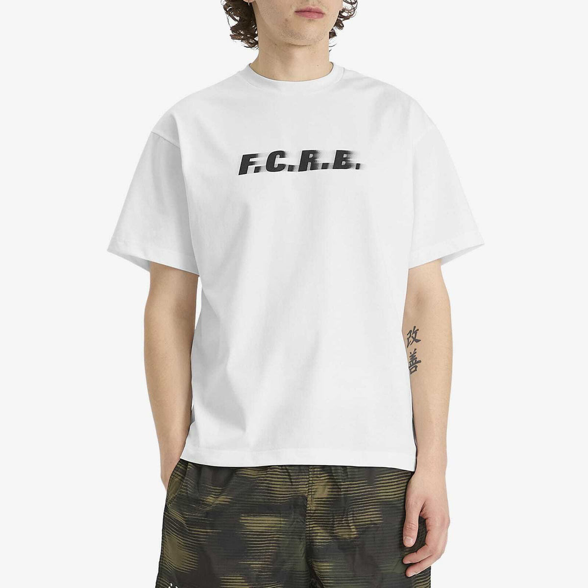 Tシャツ・カットソー F.C. Real Bristol Blurred Logo T-Shirt F.C. Real Bristol Men's Blurred Logo T-Shirt in White F.C.