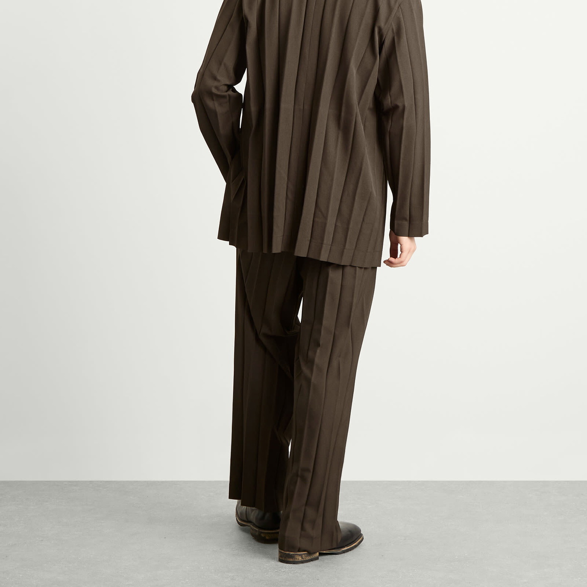 Homme Plissé Issey Miyake Men's Edge Ensemble Trousers in Dark