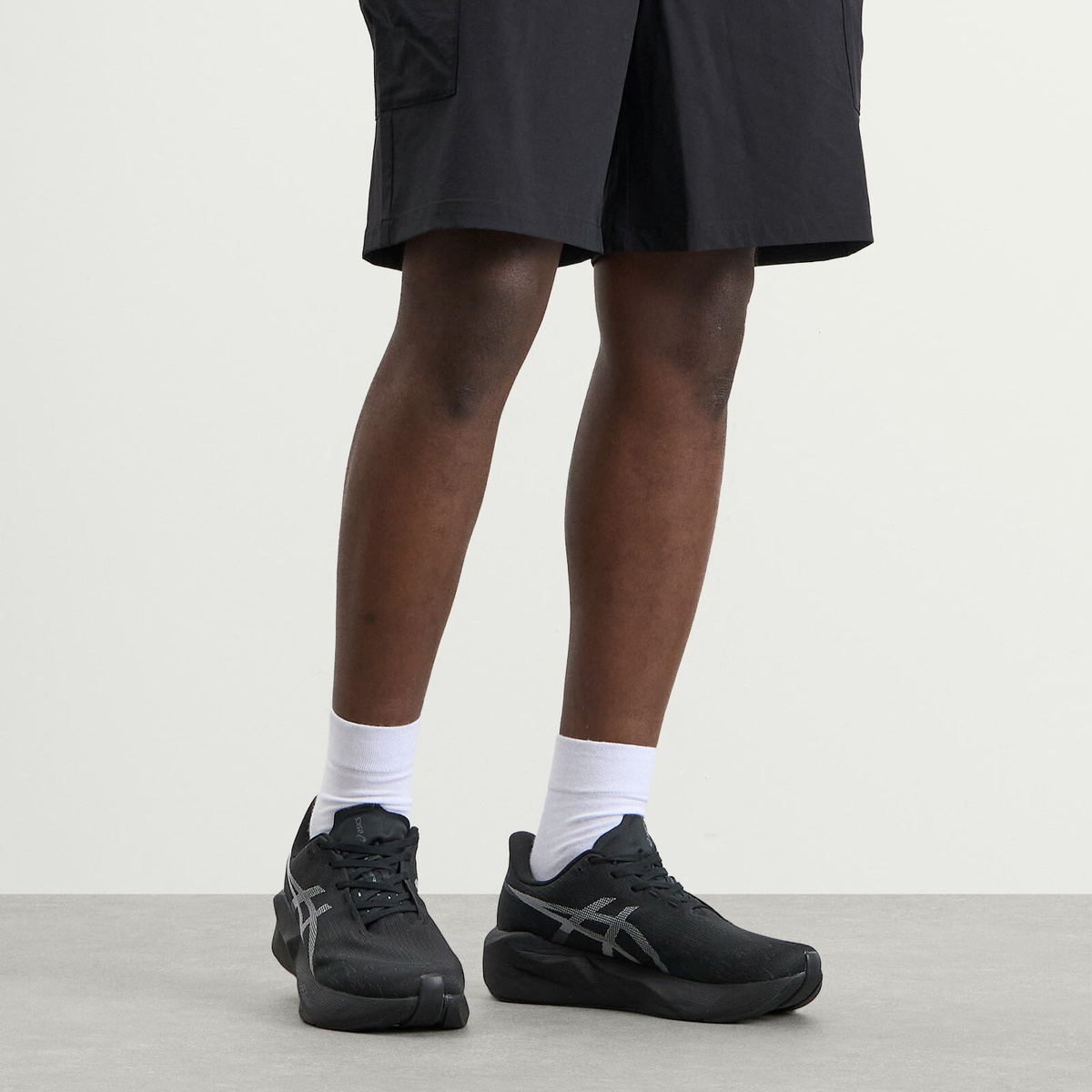 Asics Novablast 6 Sneaker in Black/Black