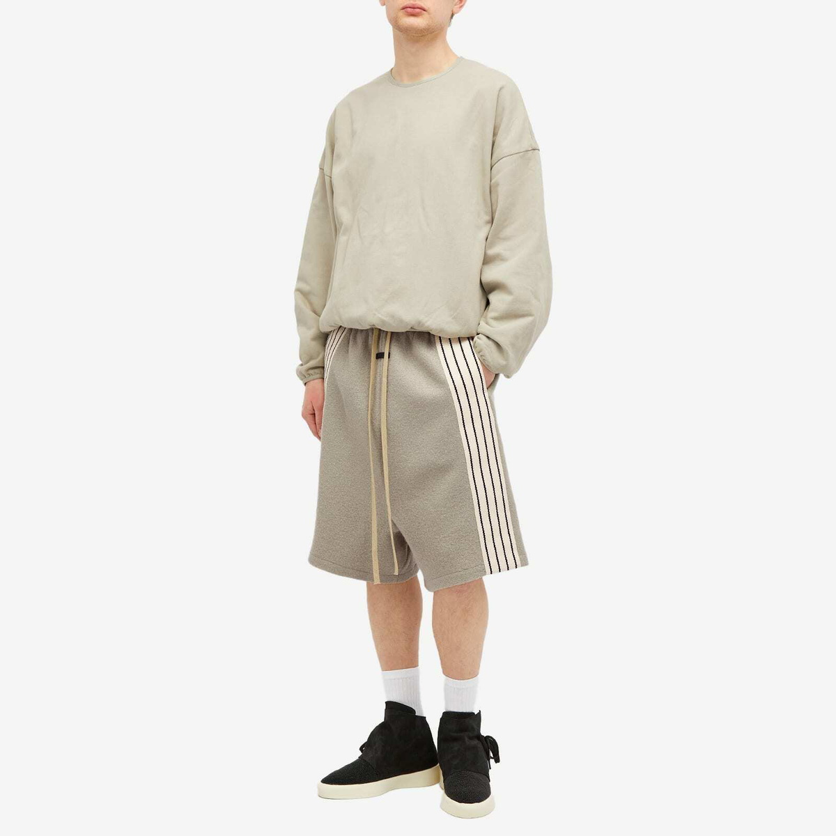 FEAR OF GOD 8th　ベージュ ストライプ ショートパンツ Fear of God Men's 8th Side Stripe Relaxed Shorts in Paris
