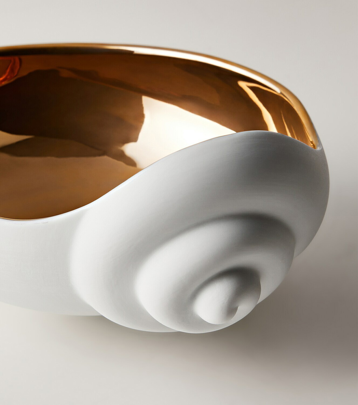 L'Objet x Jessica McCormack Shell porcelain and 24kt gold bowl