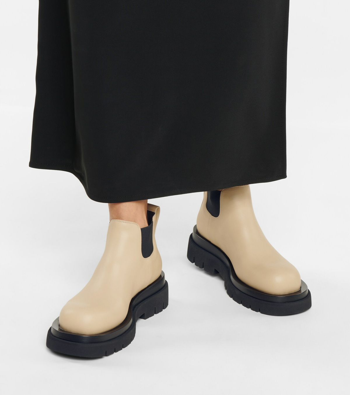 Bottega Veneta Cream Chelsea Boots Bottega Veneta Cream Leather Rug Chelsea Ankle Boots 38  main image 2