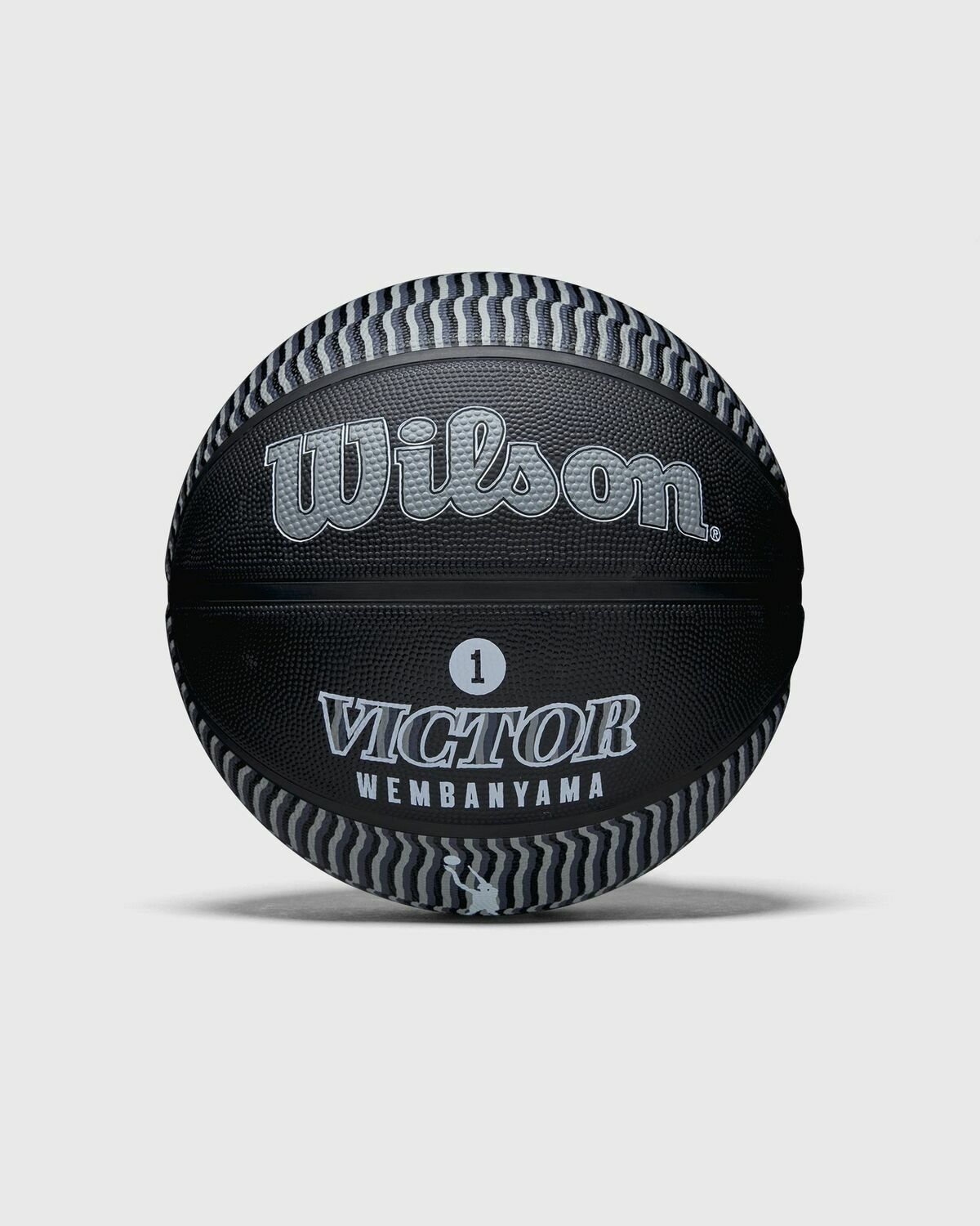 WILSON NBA PLAYER ICON OUTDOOR BASKETBALL VICTOR SIZE 7 Black Mens Sports Equipment