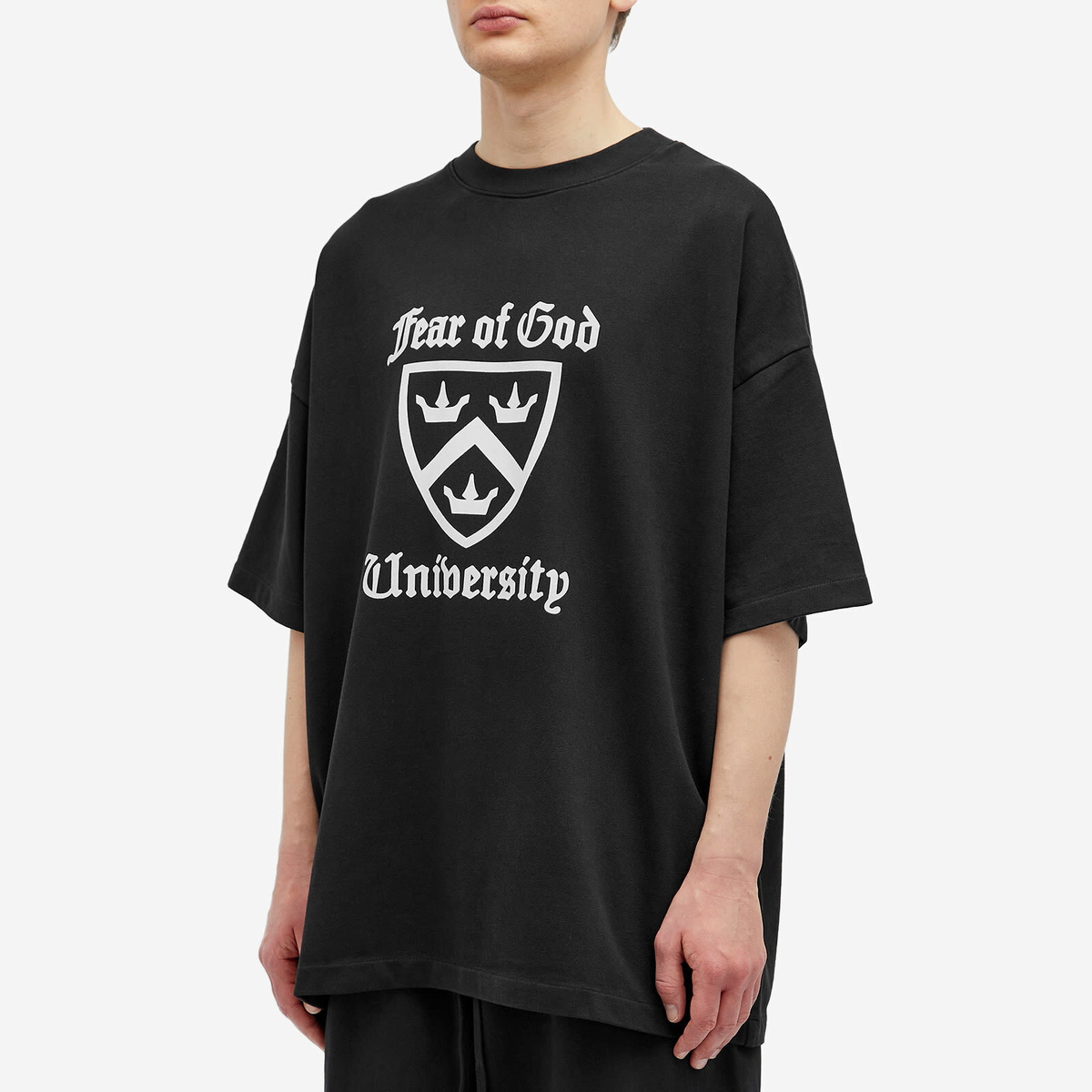 【FEAR OF GOD】Essential University T-シャツ Fear of God ESSENTIALS Men's University T-Shirt in Black