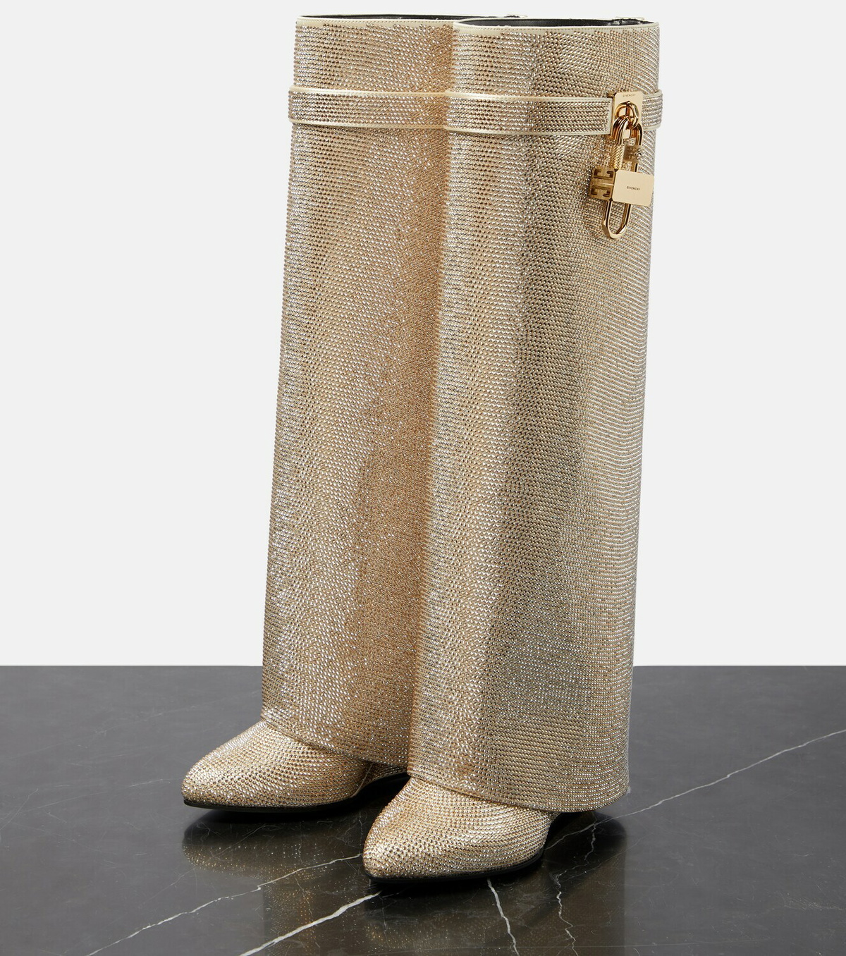 givenchy マシュマロスタッズ ジバンシィからマシュマロシリーズの新作が登場、Chitoと製作した4G